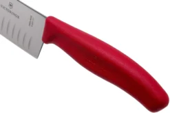 Victorinox SwissClassic 6.8521.17G Santoku Avec Alvéoles 17 Cm, Rouge 9 Victorinox SwissClassic 6.8521.17G Santoku Avec Alvéoles 17 Cm, Rouge -Cuisine Couteaux Boutique VT6 8521 17G 05 victorinox scaled